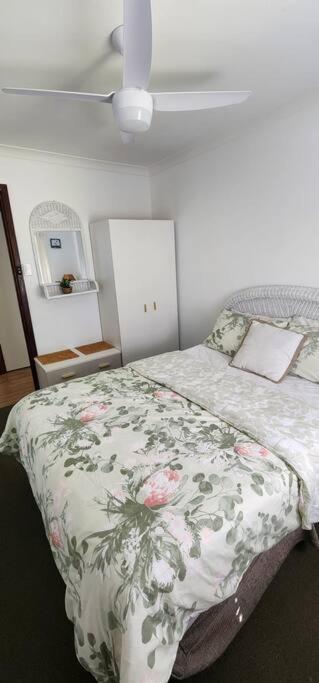 Abbey Beach Cottage Басселтон Экстерьер фото
