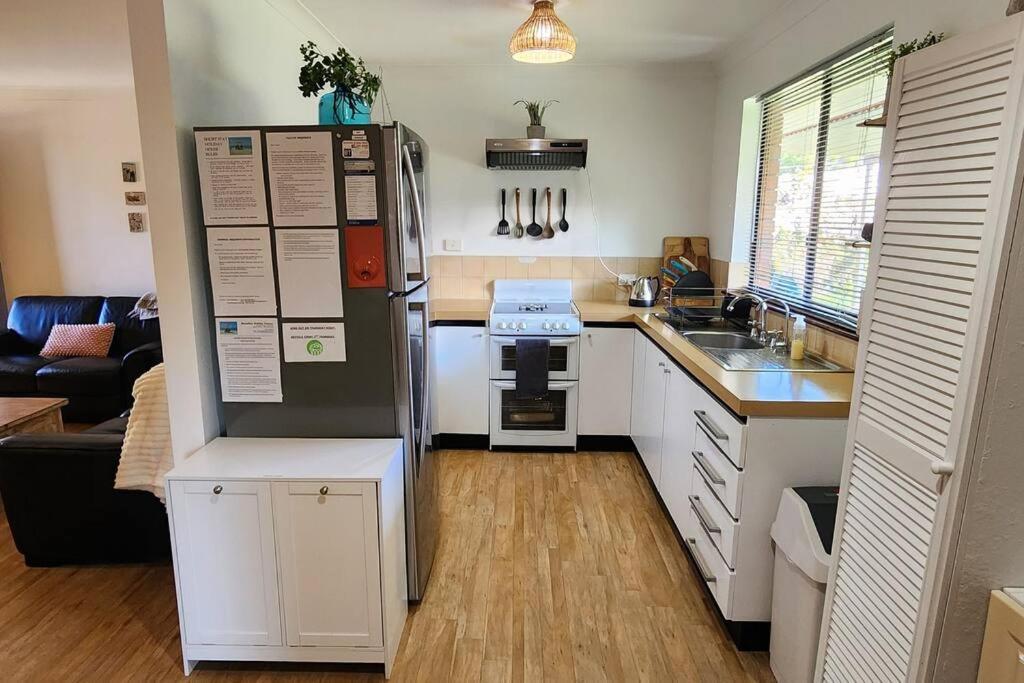 Abbey Beach Cottage Басселтон Экстерьер фото